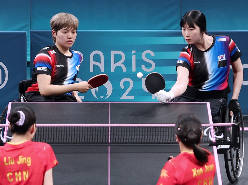 Seo Su Yeon (rechts) und Yoon Jiyu kämpfen am 30. August bei den Paralympischen Spielen 2024 in Paris im Finale Damen-Doppel-Tischtennis in der Klasse WD5 in der South Paris Arena 4 um die Goldmedaille gegen China.