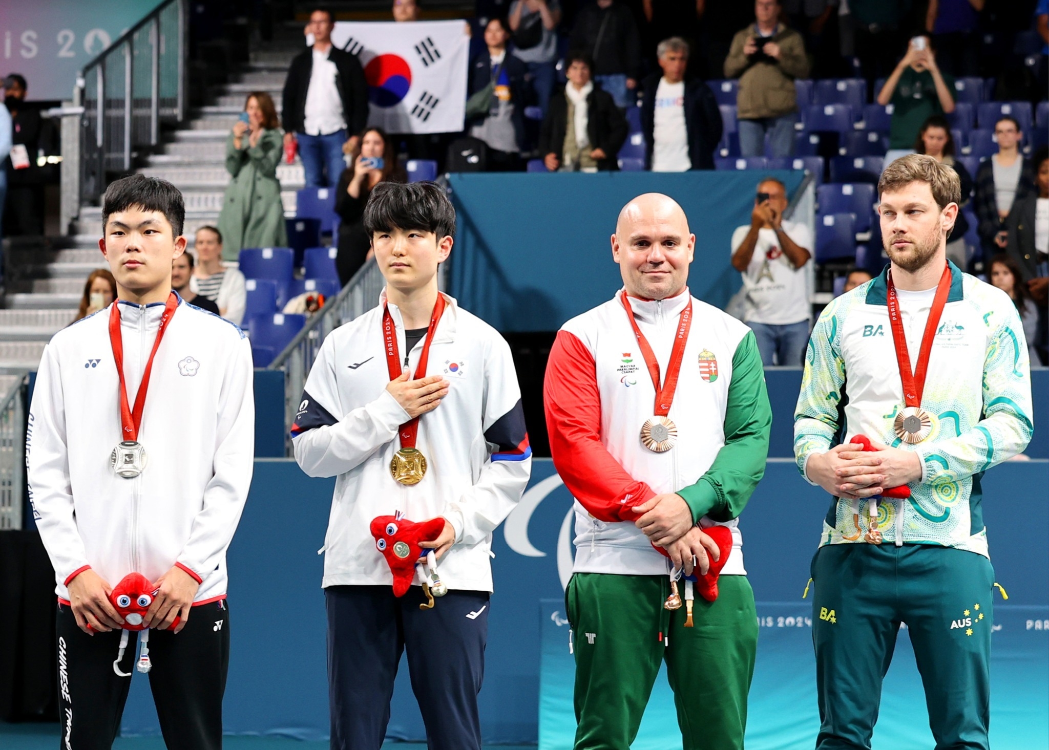 Der koreanische Tischtennisspieler Kim Gi Tae (Zweiter von links) gewinnt am 5. September bei den Paralympischen Spielen 2024 in Paris das Finale vom Männer-Einzel-Tischtennis in der Klasse MS11 in der South Paris Arena 4.