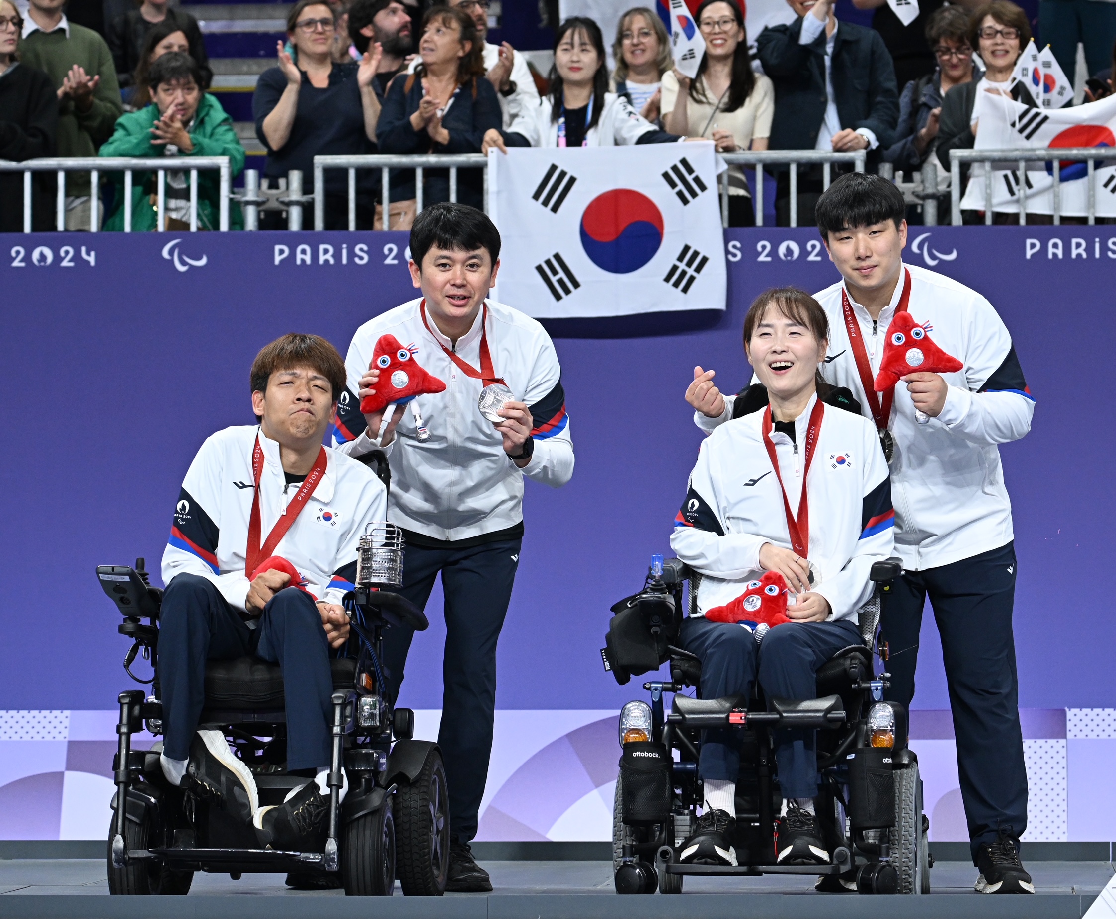 Das koreanischen Boccia-Mixed-Team von Jeong Howon und Kang Sunhee (von links von unten) gewinnt am 5. September bei den Paralympischen Spielen 2024 in Paris im Finale von Mixed-Team-Boccia in der Klasse BC3 in der South Paris Arena 1 die Silbermedaille.