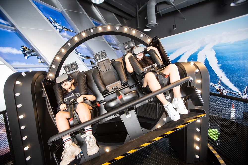 Die Besucher können in der Erlebnishalle für Boarding-Erfahrung von Black Eagles mit virtuellen-Realität-Technologien die Luftfahrt von Black Eagles genießen. ⓒ National Aviation Museum of Korea