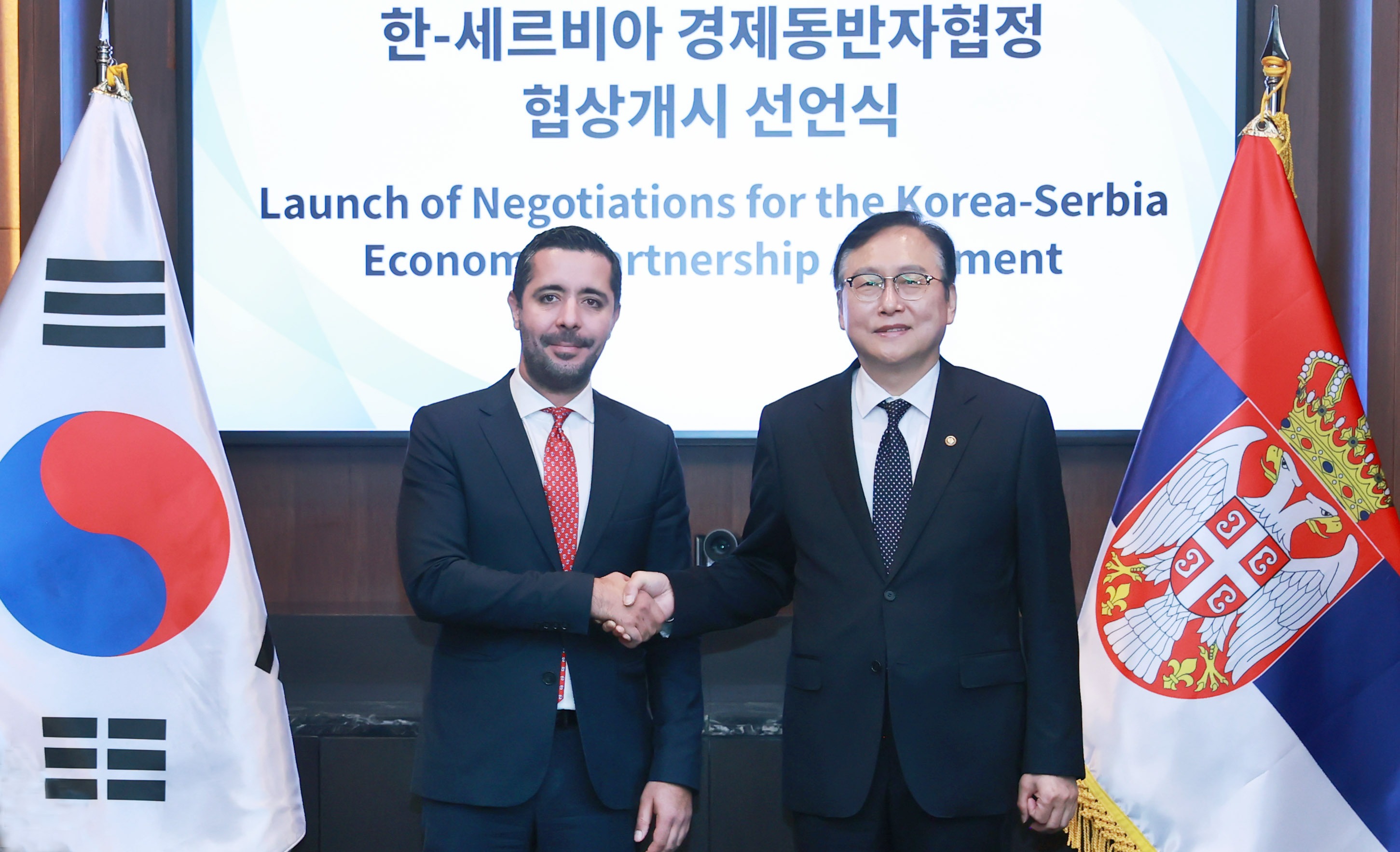 Inkyo Cheong, der koreanische Minister für Handelsabteilung des Ministeriums für Handel, Industrie und Energie (rechts), und der serbische Minister für Innen- und Außenhandel Tomislav Momirovi schütteln am 26. September bei einer Zeremonie zum Beginn des Wirtschaftspartnerschaftsabkommen (EPA) zwischen Korea und Serbien im CONRAD SEOUL in Yeouido, Seoul, ihre Hände. ⓒ Ministerium für Handel, Industrie und Energie 