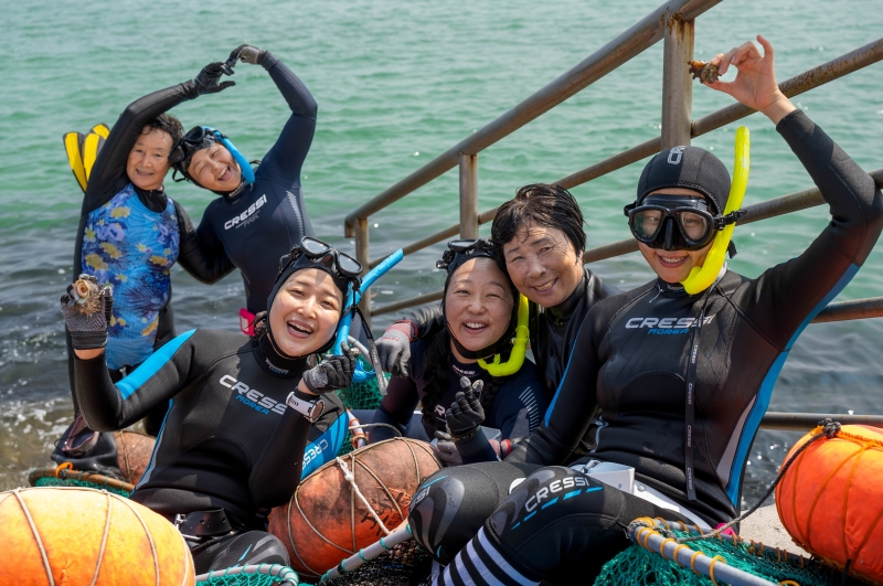Die Teilnehmerinnen des Haenyeo-Erlebnis-Programms machen am 8. September im Sehwa-Dorf in Gujwa-eup auf der Insel Jeju ein Erinnerungsfoto mit Haenyeo. ⓒ Da Eun Kim, eine Teilnehmerin des Programms