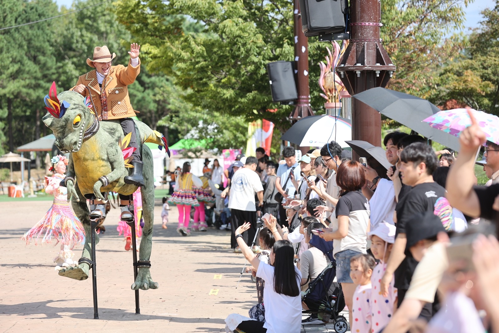 Die “Gyeongnam Goseong Dinosaur World Expo 2024” wird am 2. Oktober in Danghangpo Tourist Area in Goseong-gun, Provinz Gyeongsangnam-do eröffnet. Foto der Dinosaurier-Parade im letzten Jahr. ⓒ Kreisamt von Goseong-gun