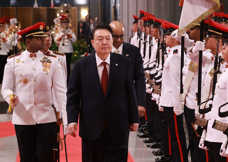 Präsident Yoon Suk Yeol schreitet am 8. Oktober, die Ehrenkompanie beim offiziellen Empfang im Parlament von Singapur mit Tharman Shanmugaratnam, dem singapurischen Präsidenten ab. ⓒ Yonhap News  