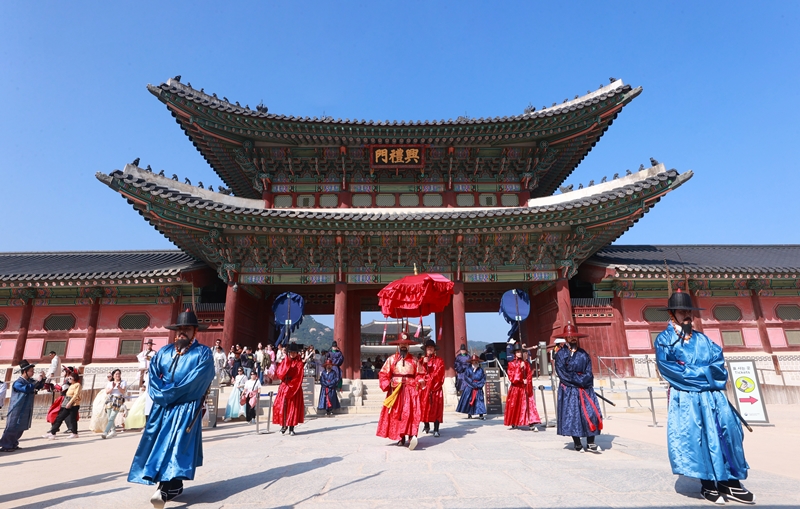 Am 17. Oktober findet auf dem Platz vor dem Heungnyemun-Tor im Gyeongbokgung-Palast eine Darstellung von “Cheopjong (Schlag einer großen Glocke)“ in der Joseon-Zeit von königlichen Garden aufgeführt.