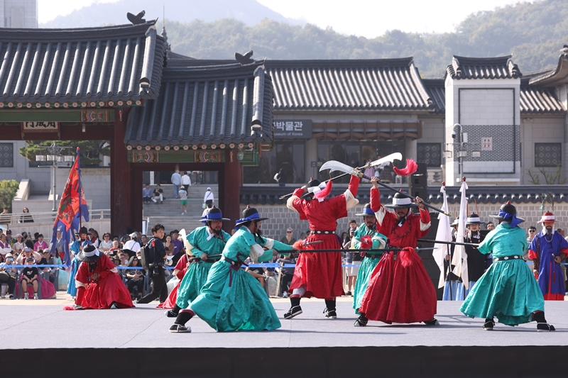 Am 17. Oktober stellen die königlichen Garden auf dem Platz vor dem Heungnyemun-Tor im Gyeongbokgung-Palast in Jongno-gu, Seoul, bei einer Veranstaltung für “Cheopjong (Schlag einer großen Glocke)“ in der Joseon-Zeit die Kampfsportarten dar.