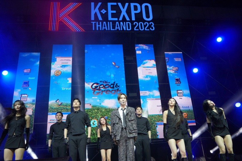 Das Ministerium für Kultur, Sport und Tourismus veranstaltet vom 26. Oktober bis zum 30. Oktober im Palais Brongniart “K-Expo France 2024“. Foto von KEY (Mitte), einem Mitglied der K-Pop-Boygruppe SHINee, der bei der “ K-Expo Thailand 2023“ im November letzten Jahres seine Aufführung vortrug. ⓒ Korea Creative Conent Agency