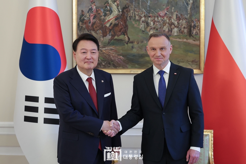 Präsident Yoon Suk Yeol nimmt am 24. Oktober am Gipfeltreffen in Korea mit Andrzej Duda, dem Präsidenten von Polen, teil. Foto von Präsident Yoon (links) und Präsident Duda vor dem Gipfeltreffen, als Yoon im Juli letzten Jahres seinen Staatsbesuch in Polen abstattete. ⓒ Präsidialamt der Republik Korea