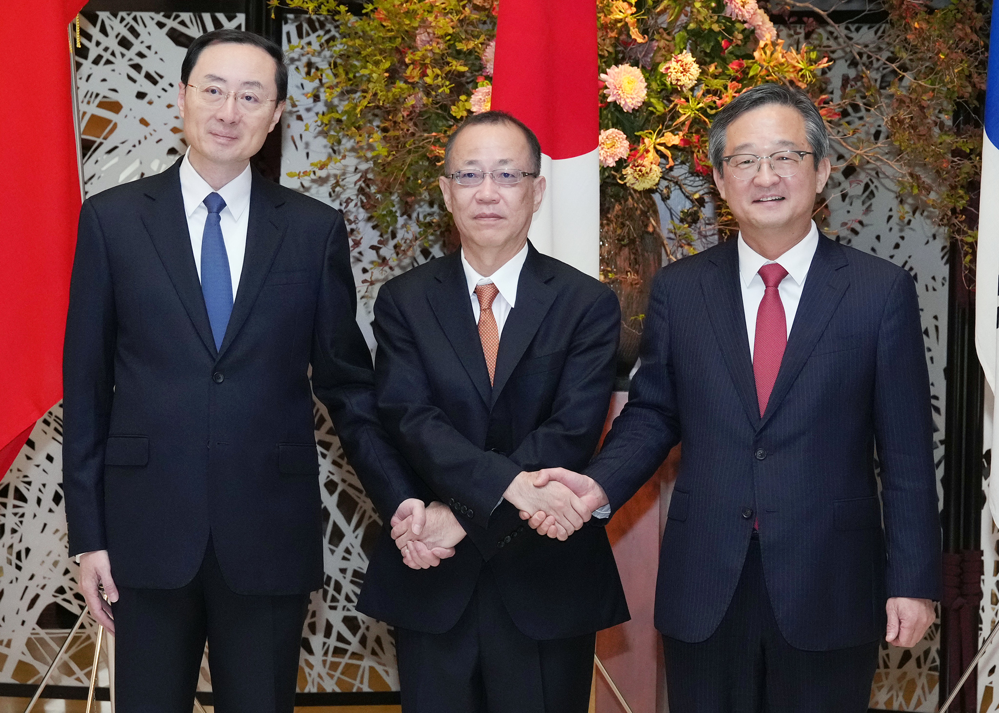 Jeong Byeong-won, koreanischer Assistent des Sekretärs des Ministeriums für Auswärtige Angelegenheiten (rechts) nahm mit seinen Amtskollegen aus China und Japan Sun Weidong und Takehiro Funakoshi am 15. Treffen hoher Beamter teil. ⓒ Ministerium für Auswärtige Angelegenheiten