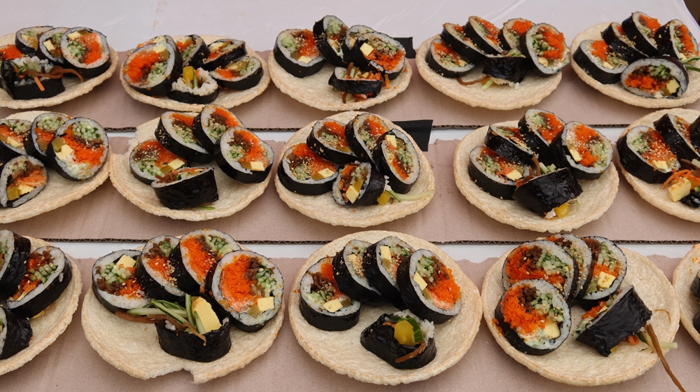 Auf dem “Gimcheon Gimbap Festival“ wurden die gepufften Lebensmittel als Teller verwendet, um den Müll nach Essen zu reduzieren. Es war beeindruckend, dass man sie als Dessert essen kann. ⓒ Charles Audouin/korea.net