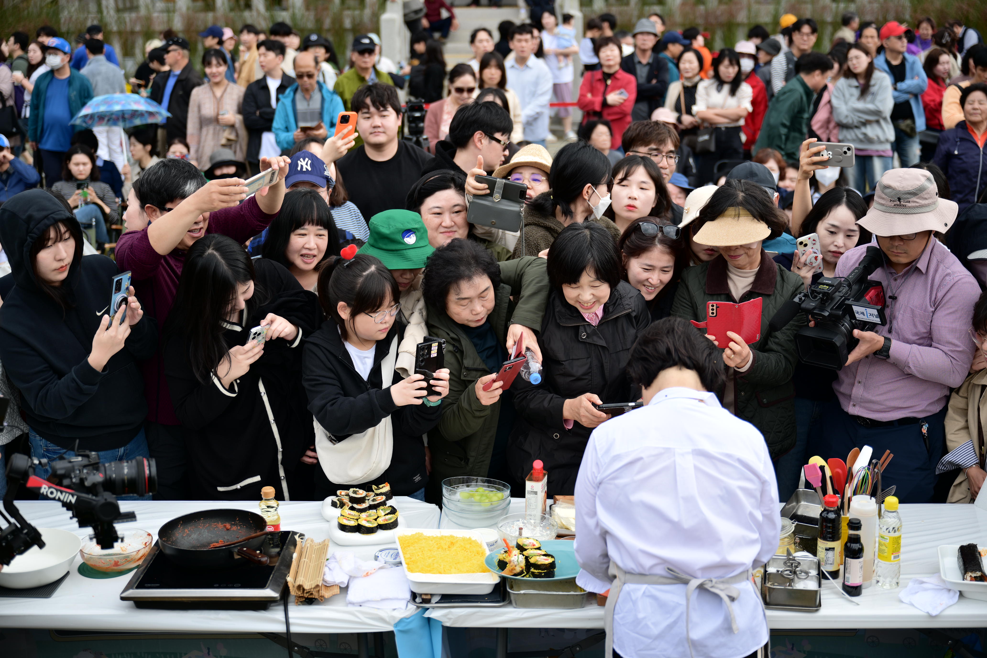 Die Besucher vom “Gimcheon Gimbap Festival“ nahmen am 26. Oktober die Bilder von Lee Hye-jung, einer koreanischen Küchenforscherin, auf, die Gimbap zubereitet. ⓒ Büro vom Gimcheon Gimbal Festival