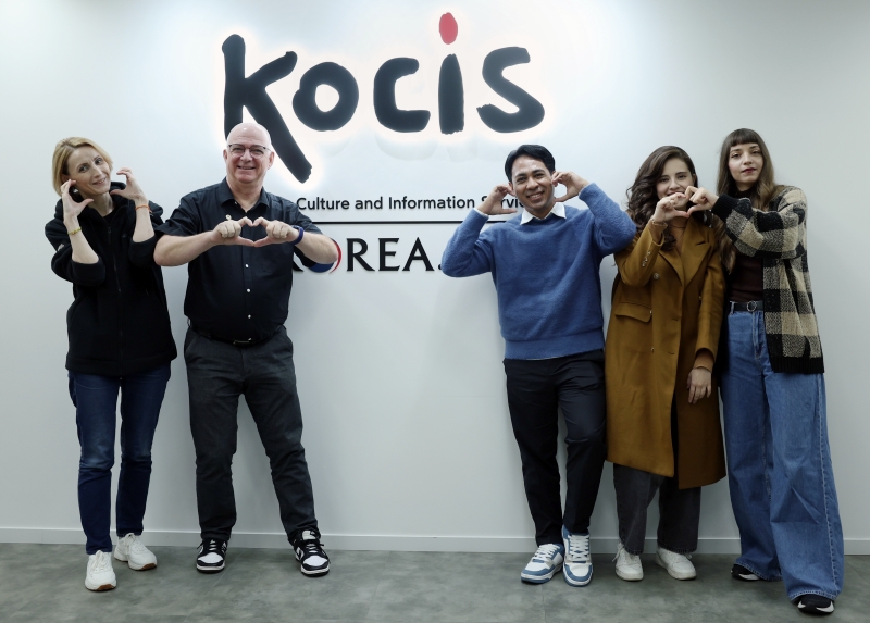 Am 5. November machen die fünf besten Ehrenberichterstatter*innen dieses Jahres im Büro für korea.net in Jongno-gu, Seoul, ein Erinnerungsfoto. Von links: Yulia Veselchakova aus Russland, Manuel Guthmann aus Deutschland, Frenky Ramiro de Jesus aus Osttimor, Ilse Gabriela Díaz Gasca aus Mexiko und Foteini Chatzoudi aus Griechenland. ⓒ Lee Jun Young/korea.net