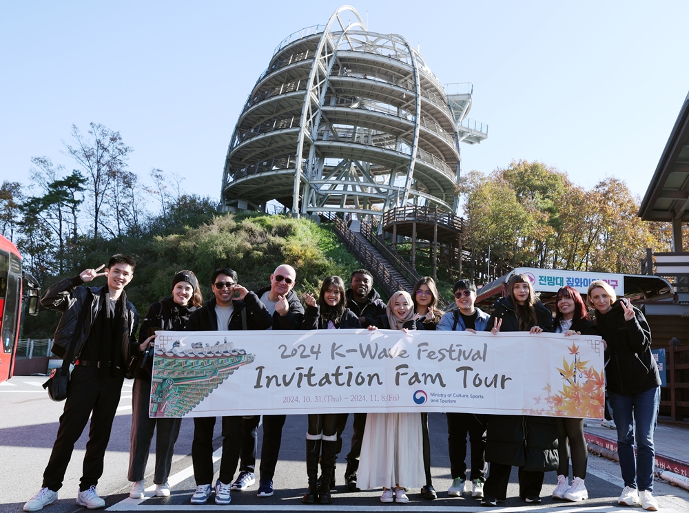 Am 6. November machen 12 Gewinner vom “2024 K-Wave Festival“ vor dem Mancheonha-Skywalk ein Gruppenfoto. Von links: Andrei Lugtu, Ilse Gabriela Díaz Gasc, Frenky Ramiro de Jesus, Manuel Guthmann, Gahir Suchismita, Uhiene Joseph Enejo, Anastasyia Setia Widarta, Salma Knani, Aiyaphat Wankawisant, Foteini Chatzoudi, Marjorie Diaz und Yulia Veselchakova.