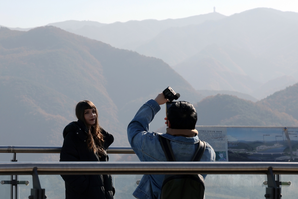 Die K-Influencerin Aiyaphat Wankawisant macht am 6. November auf der Spitze von Mancheonha Skywalk in Dangyang-gun in der Provinz Chungcheongbuk-do ein Foto von Foteini. 