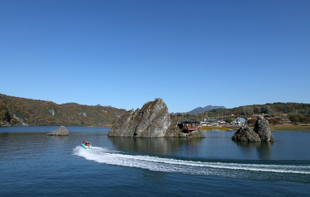 Am 6. November fährt ein Boot mit einer Gruppe über den Gipfel Dodamsanbong in Danyang-gun, der Provinz Chungcheongbuk-do.