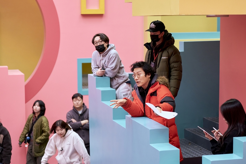Hwang Dong-hyuk, der koreanische Regisseur für “Squid Game“, erklärt am 7. Dezember letzten Jahres: „Die Staffel 1 von “Squid Game“ endet mit einer Szene, dass die Hauptrolle Seong Gi-hun in das Flugzeug nicht steigt und sich umdreht. Die Staffel 2 behandelt die fortlaufende Geschichte. Wir werden unser Bestes tun, um ein Werk zu produzieren, das die Erwartungen von Fans nicht enttäuscht.“ 