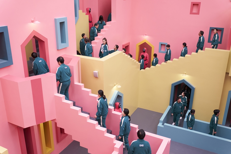 Das bunte Labyrinth aus Treppen haben die gleichen Farben von der Staffel 1, aber wurde größerer. Die koreanische Artdirektorin Chae Gyung-seon sagte: „Verschiedene Charaktere werden auf dem Treppen verschiedene Konflikte und Konfrontationen zeigen.