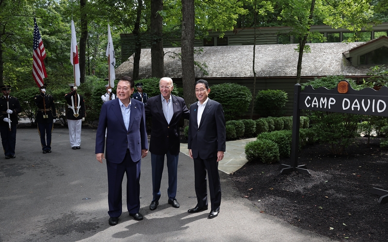 Das Gipfeltreffen zwischen Korea, den USA und Japan findet am 15. November in Peru statt. Foto von Präsident Yoon Suk Yeol (links), der am 18. August letzten Jahres im Camp David im US-Bundesstaat Maryland vor dem Gipfeltreffen ein Erinnerungsfoto mit Joe Biden, dem US-amerikanischen Präsidenten, und Fumio Kishida, dem ehemaligen japanischen Premierminister, machte. ⓒ Kim Yong Wii vom Präsidialamt der Republik Korea