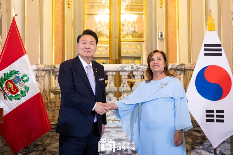 Präsident Yoon Suk Yeol (links) und Dina Boluarte, die peruaische Präsidentin, veröffentlichen am 16. November im Präsidentenpalast in Lima, Peru, bei einer gemeinsamen Pressekonferenz die Maßnahmen zur Kooperation zwischen den beiden Ländern. ⓒ Präsidialamt der Republik Korea 