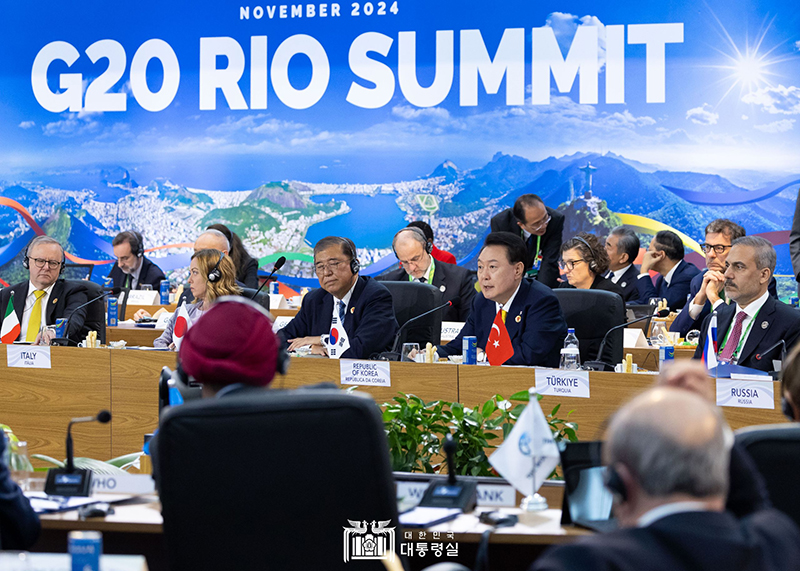 Präsident Yoon Suk Yeol (Zweiter von rechts) äußert sich am 18. November in Rio, Brasilien, in der ersten Session des G20-Treffens. ⓒ Präsidialamt der Republik Korea