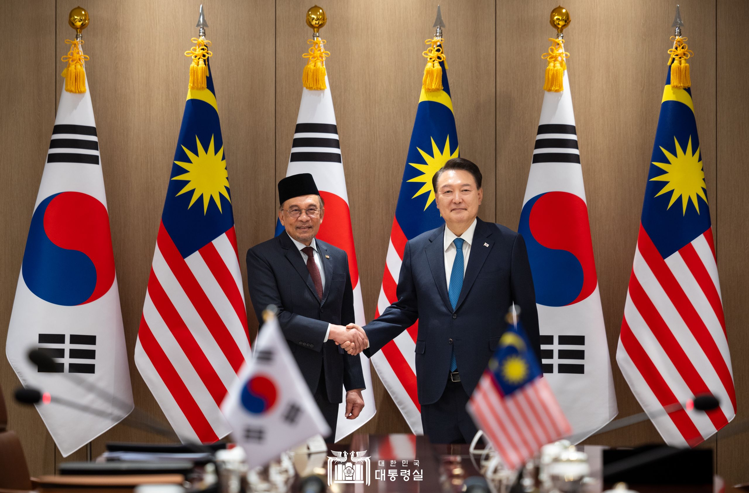 Präsident Yoon Suk Yeol (rechts) und Anwar Ibrahim, der malaysische Ministerpräsident, machen am 25. November im Präsidialamt der Republik Korea ein Erinnerungsfoto beim Gipfeltreffen zwischen Korea und Malaysia