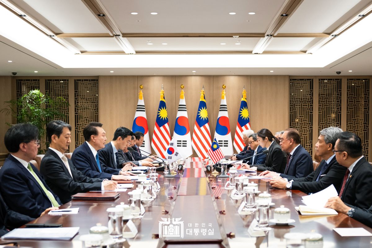 Prässdient Yoon Suk Yeol (Dritter von links) führt am 25. November im Präsidialamt der Republik Korea das Gipfeltreffen mit Anwar Ibrahim, dem malaysischen Ministerpräsidenten (Dritter von rechts), während seines Staatsbesuches in Korea durch 