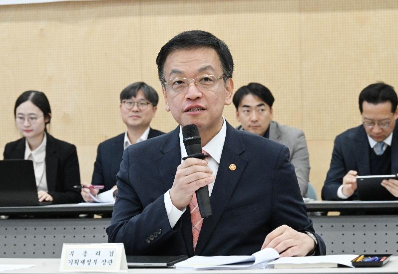 Choi Sang Mok, stellvertretender Ministerpräsident und Minister für Wirtschaft und Finanzen, äußert sich am 27. November bei der Ministertreffen zur Verstärkung der industriellen Wettbewerbsfähigkeit im Korea Semiconductor Industry Association in Seongnam, der Provinz Gyeonggi-do ⓒ Ministerium für Wirtschaft und Finanzen