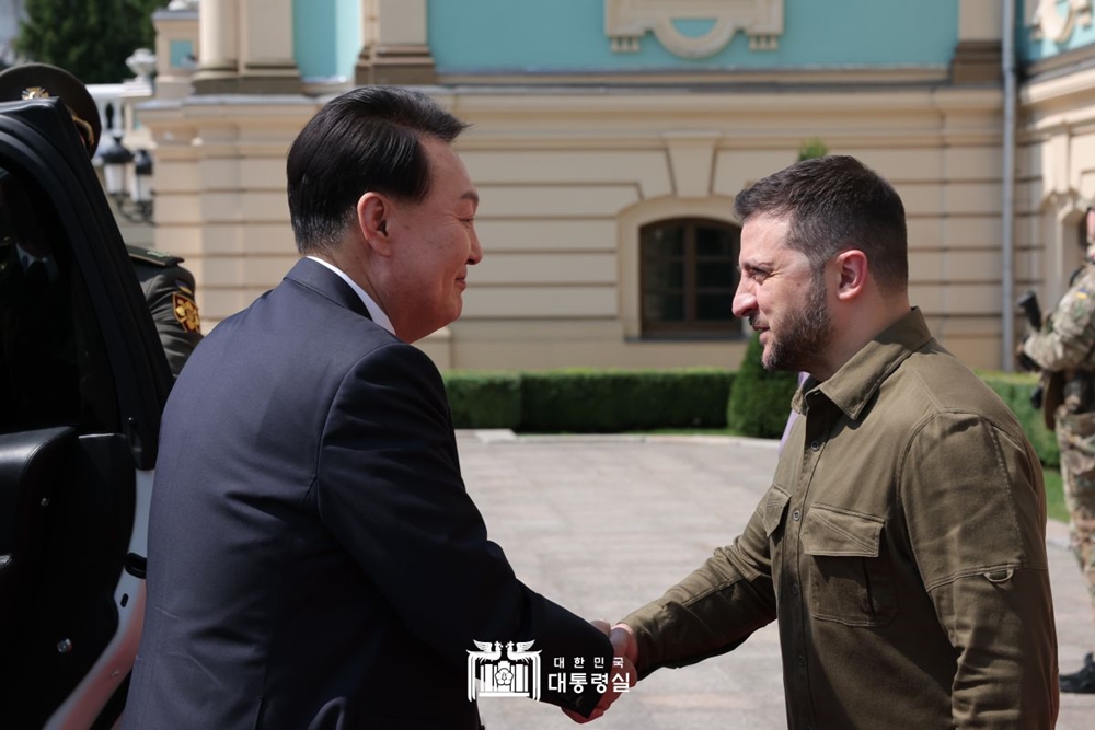 Präsident Yoon Suk Yeol wird am 15. Juli letzten Jahres in der Ukraine von Volodymyr Zelenskyy, dem ukrainischen Präsidenten, begrüßt ⓒ Präsidialamt der Republik Korea