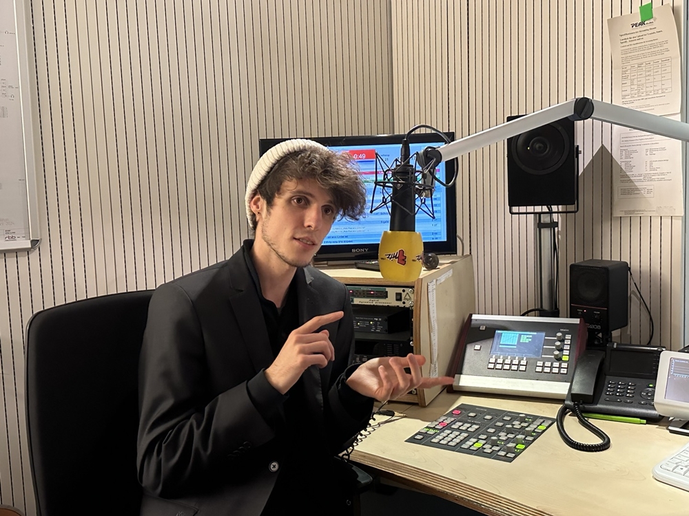  Jasmin Mikolay, eine Ehrenberichterstatterin von Korea.net aus Deutschland, traf sich am 12. November mit Justin Timpe im Studio von Radio Fritz von rbb in Potsdam. Foto von Justin Timpe, der am Interview mit Mikolay teilnimmt 