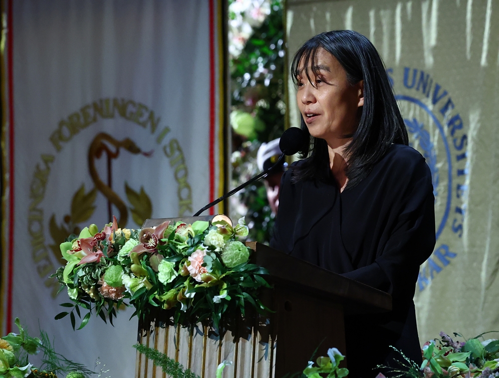 Han Kang, die koreanische Literaturnobelpreis-Gewinnerin, sagt am 10. Dezember bei der Preisverleihung im Stockholmer Rathaus ihre Dankesrede ⓒ Yonhap News