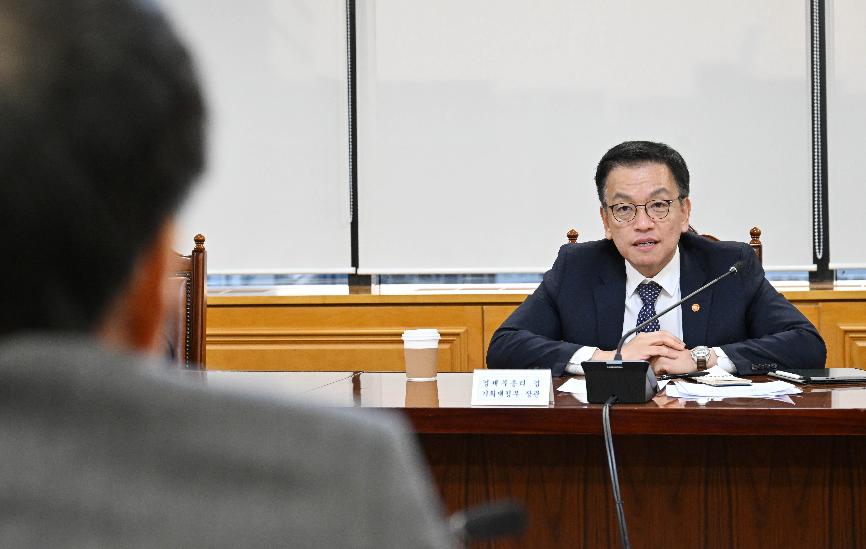 Choi Sang Mok, stellvertretender Ministerpräsident und Minister für Wirtschaft und Finanzen, führt am 16. Dezember im Büro für Korea Federation of Banks in Jong-gu, Seoul, das Nottreffen für Makroökonomie und Finanzen durch ⓒ Ministerium für Wirtschaft und Finanzen 