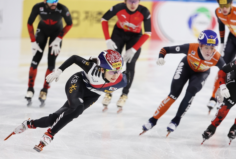 Choi Min-jeong, die koreanische Shorttrack-Läuferin, nimmt am 15. Dezember bei der 4. Shorttrack-World-Tour 2024/25 von der Internationalen Eislaufunion (ISU) im Mokdong-Eisstadion in Yangcheon-gu, Seoul, an der 2000-m-Shorttrack-Mixed-Staffel ⓒ Yonhap News