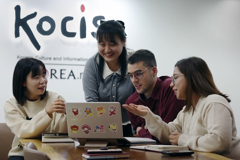 Die Korea.net-Journalist*innen unterrichten am 13. Dezember über die Artikel auf der Korea.net-Webseite im Büro von Korea.net, Jongno-gu, Seoul. Von links: Xu Aiying, Lee Kyoug Mi, Charles Audouin und Margareth Theresia ⓒ Park Daejin/korea.net