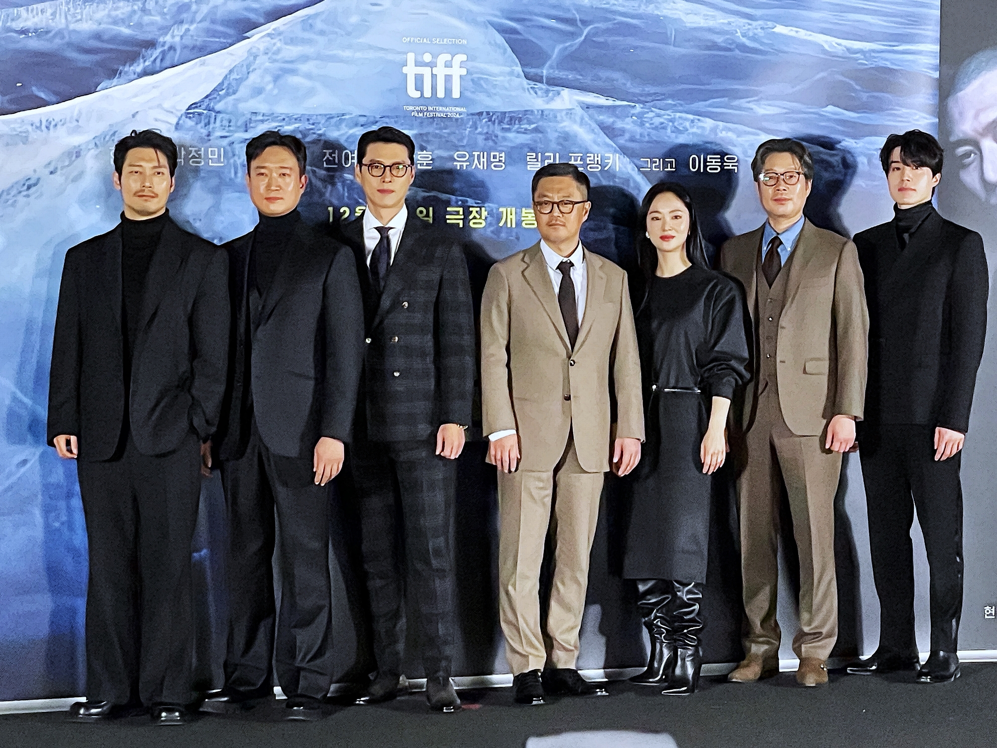 Die Pressevorbesichtigung von “Harbin” findet am 18. Dezember im CGV Yongsan I’Park Mall, Yongsan-gu, Seoul, statt. Von links: Park Hoon, Jo Woo-jin, Hyun Bin, Woo Min-ho, Jeon Yeo-been, Yu Jae-myeong und Lee Dong-wook