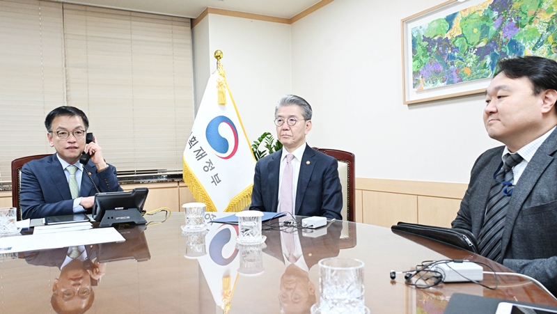 Choi Sang Mok, Interimspräsident, stellvertretender Ministerpräsident und Minister für Wirtschaft und Finanzen (links), telefoniert am 8. Januar im Regierungskomplex Seoul mit Petr Fiala, dem tschechischen Ministerpräsidenten ⓒ Ministerium für Wirtschaft und Finanzen 