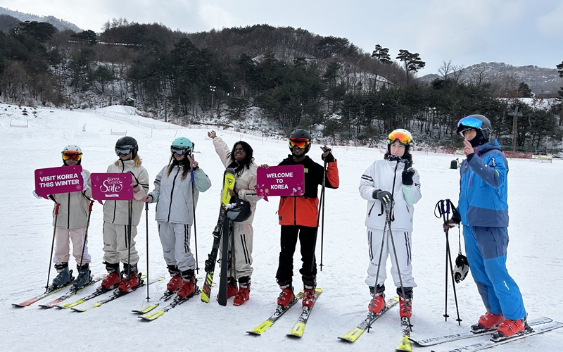 Sechs ausländische Botschafter posieren am 7. Januar im Deogyusan Resort für ein Erinnerungsfoto nach der Einführung von Skifahren ⓒ Margareth Theresia/korea.net