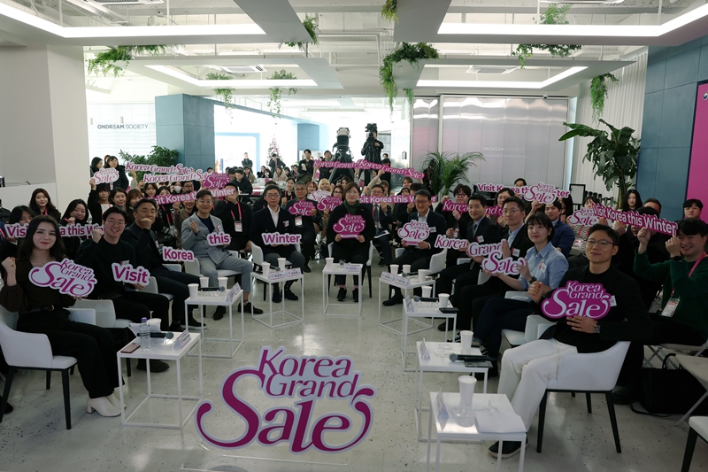 Jang Mi-ran, die zweite stellvertretende Ministerin für Kultur, Sport und Tourismus (Mitte), macht am 15. Januar bei der Eröffnungszeremonie für das “2025 Korea Grand Sale“ in der Ondream Society in Jung-gu, Seoul, ein Erinnerungsfoto mit Vertretern