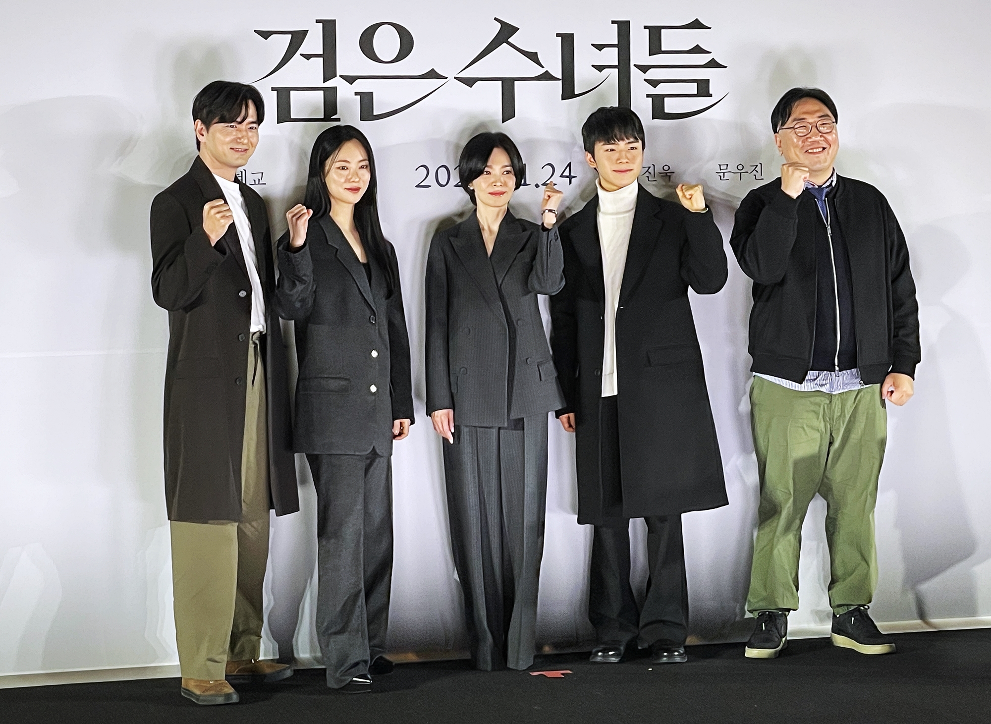 Am 20. Januar findet die Pressekonferenz für den koreanischen Film “Dark Nuns“ im Megabox COEX in Gangnam-gu, Seoul, statt. Von links: Schauspieler Lee Jin-uk, Schauspielerin Jeon Yeo-been und Song Hye-kyo, Schauspieler Moon Woo-jin und Regisseur Kwon Hyeok-jae ⓒ Xu Aiying/korea.net