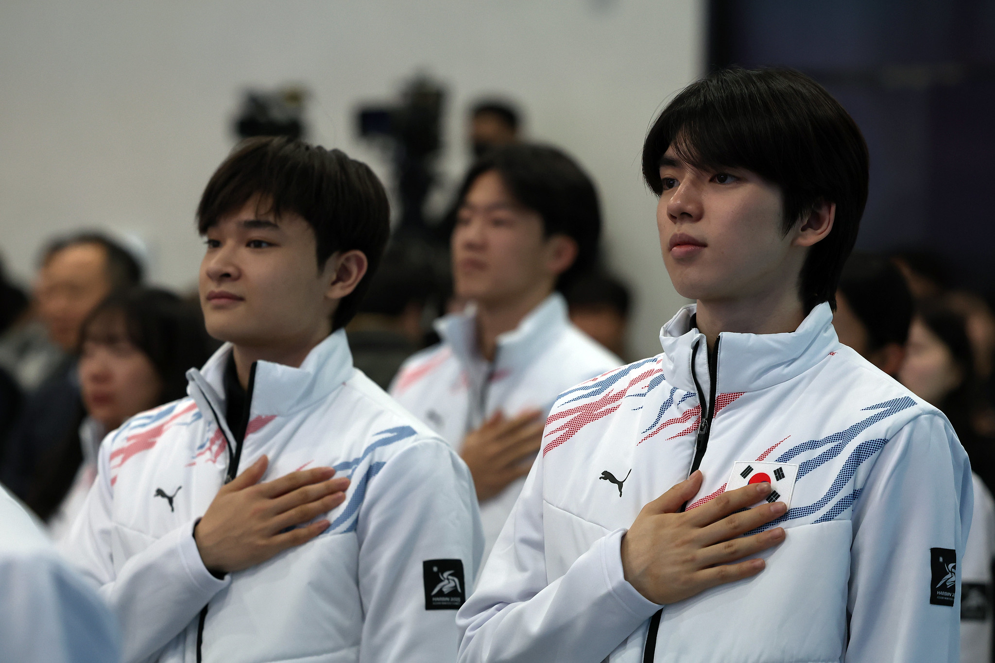 Die koreanischen Eiskunstläufer Cha Jun-hwan (rechts) und Kim Hyun-gyeom leisten am 24. Januar bei der Entzendungszeremonie für die Winter-Asienspielen 2025 in Harbin im Seoul Olympic Parktel in Songpa-gu, Seoul, den Fahneneid