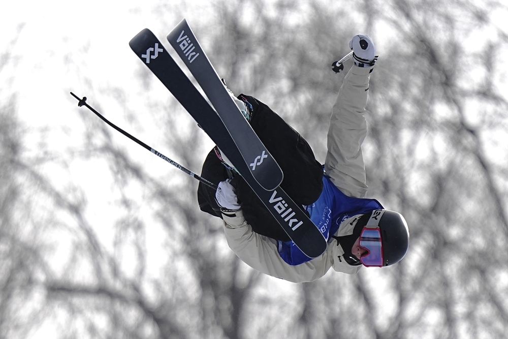 Lee Seunghun, der koreanische Skifahrer, nimmt am 8. Februar bei den Asien-Winterspielen 2025 in Harbin am Freestyle-Ski in der Halfpipe im Freeski Halfpipe Stadium teil ⓒ AP Yonhap News 