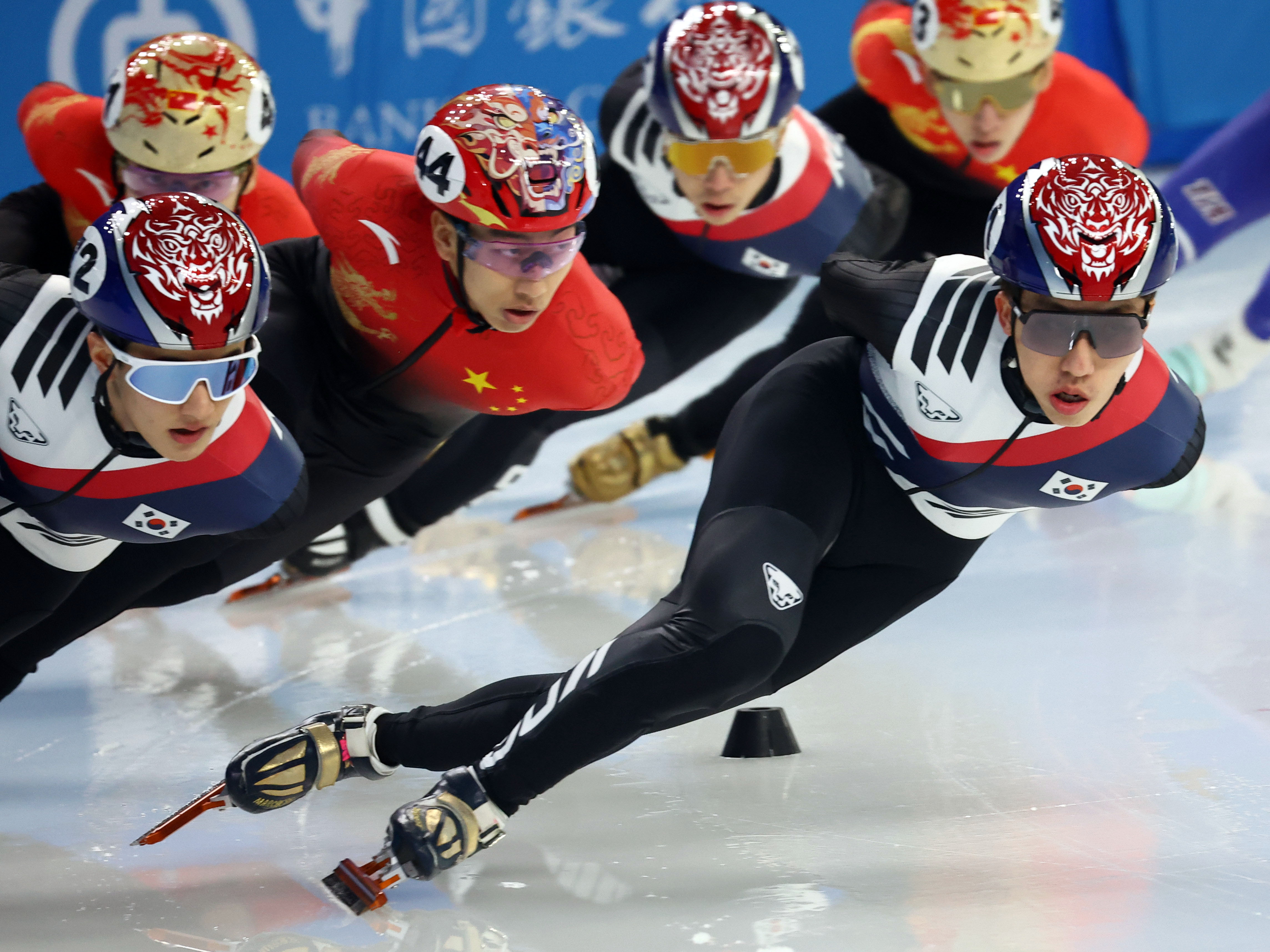 Park Jiwon, der koreanische Shorttracker (rechts), nimmt am 8. Februar bei den Asien-Winterspielen 2025 in Harbin am 1500-Meter-Finale der Herren in der HIC Multifunctional Hall teil ⓒ Yonhap News