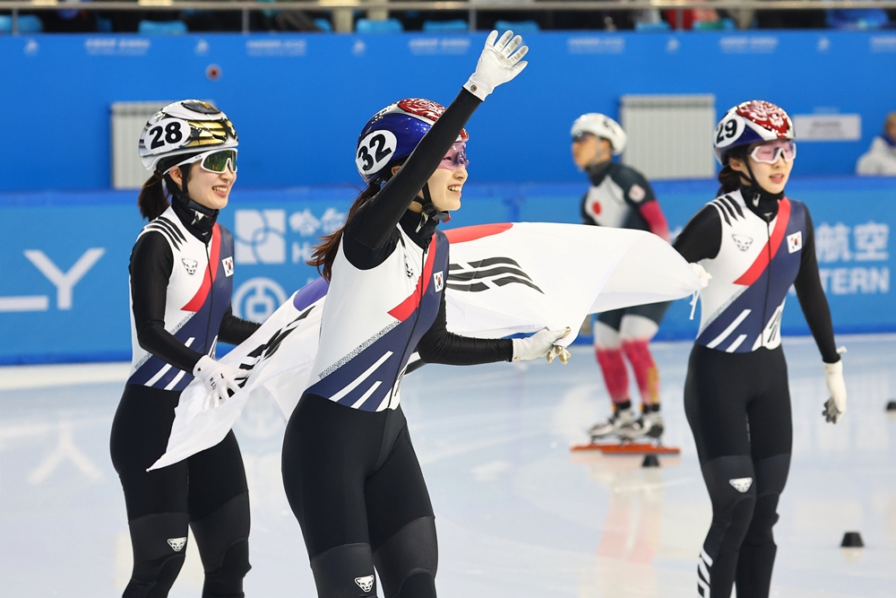 Choi Min-jeong, die koreanische Shorttrackerin (Mitte), zuwinkt am 8. Februar in der HIC Multifunctional Hall bei den Asien-Winterspeien 2025 in Harbin dem koreanischen Publikum, nachdem das koreanische Frauen-Team von Choi Min-jeong, Kim Gili (links) und Lee So-yeon in der Disziplin 500 Meter der Frauen alle Medaillen gewannen ⓒ Yonhap News