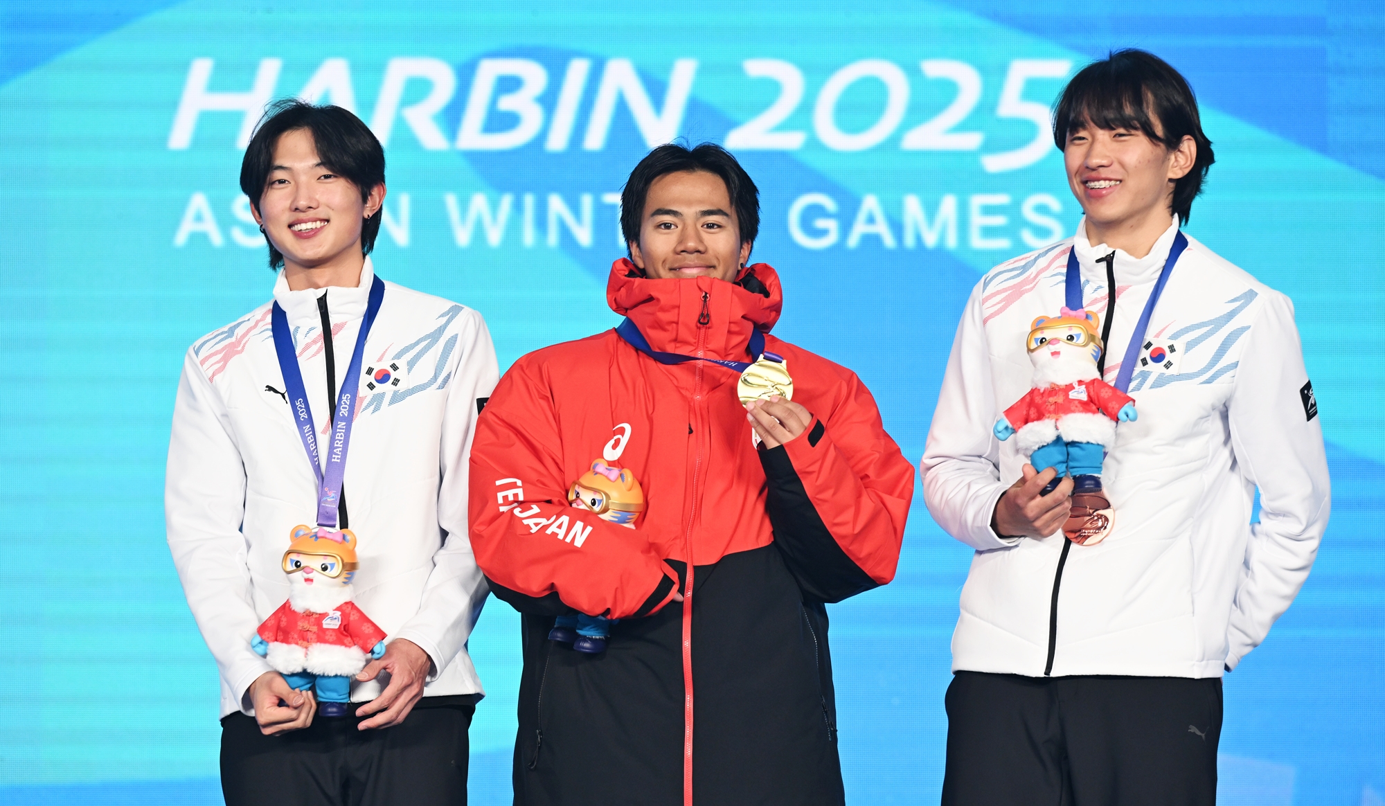 Am 12. Februar machen drei Gewinner in der Disziplin Freestyle-Ski-Big-Air für Männer ein Erinnerungsfoto bei der Medaillenverleihung. Von links: der koreanische Silbergewinner Yoon Jong Hyun, der japanische Goldgewinner Kasamura Rai und der koreanische Bronzegewinner Sin Yeongseop ⓒ Yonhap News