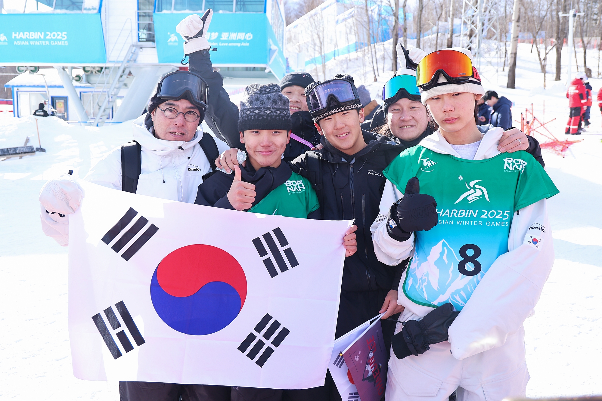 Der koreanische Goldgewinner Kim Geonhui im Snowboard (Zweiter von links in der vorderen Reihe) und der koreanische Bronzegewinner Lee Jio (Vierter von links in der vorderen Reihe) machen am 13. Februar bei den Asien-Winterspielen 2025 in Harbin ein Erinnerungsfoto ⓒ Yonhap News 