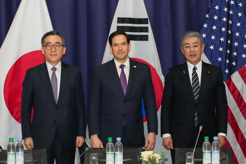 Der koreanische Außenminister Cho Tae-yul (links) macht am 15. Februar in München ein Erinnerungsfoto mit Marco Rubio, dem US-amerikanischen Außenminister, und Takeshi Iwaya, dem japanischen Außenminister beim Außenministertreffen zwischen Korea, den USA und Japan ⓒ Ministerium für Auswärtige Angelegenheiten