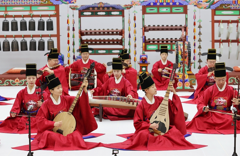 Am 25. Februar bieten die Mitglieder des Hofmusikorchesters im National Gugak Center in Seocho-gu, Seoul, ihre Aufführung dar. Ihr regelmäßiges Konzert findet vom 13. März bis zum 14. März statt.