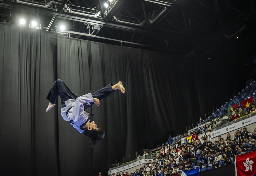Byeon Jae-young, der koreanische Taekwondo-Kämpfer, zeigt am 1. Dezember bei den World Poomsae Championships in Hongkong in der Disziplin U17-Freistil-Poomsae das Kicken integriert in Akrobatikaktionen ⓒ World Taekwondo