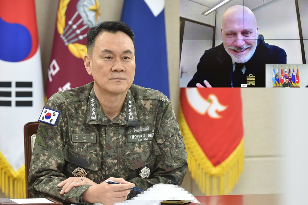 Kim Myung-soo, Chef der Gemeinsamen Stabschefs der Republik Korea führt am 20. Februar die Videokonferenz mit Giuseppe Cavo Dragone, dem Vorsitzenden des NATO-Militärausschusses ⓒ Gemeinsame Stabschefs der Republik Korea 