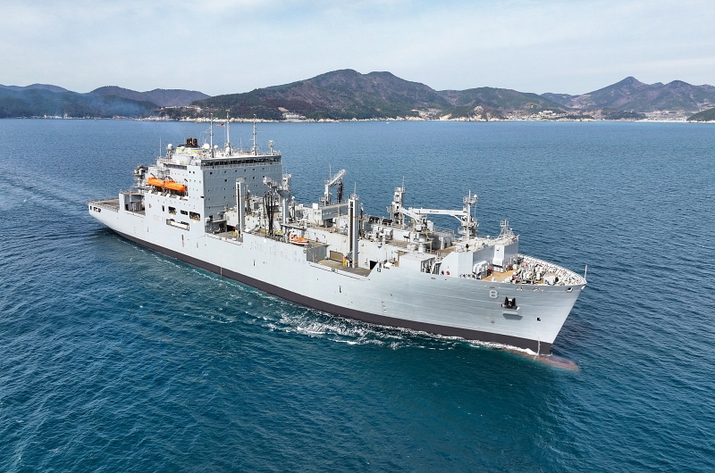 USNS Wally Schirra, ein US-amerikanisches Marineschiff (USNS) fährt am 13. März in einer Werft auf der Insel Geoje, der Provinz Gyeongsangbuk-do, nach seiner erfolgreichen Wartung ab
