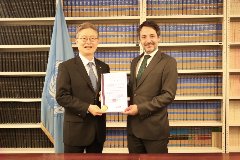Am 19. März (Ortszeit) überreichte Hwang Joon-kook, Ständiger Vertreter Koreas bei den Vereinten Nationen (links im Bild), die Ratifikationsurkunde des BBNJ-Abkommens an David Nanopoulos, Leiter der Vertragsabteilung der Vereinten Nationen (rechts) ⓒ Ministerium für Ozeane und Fischerei der Republik Korea